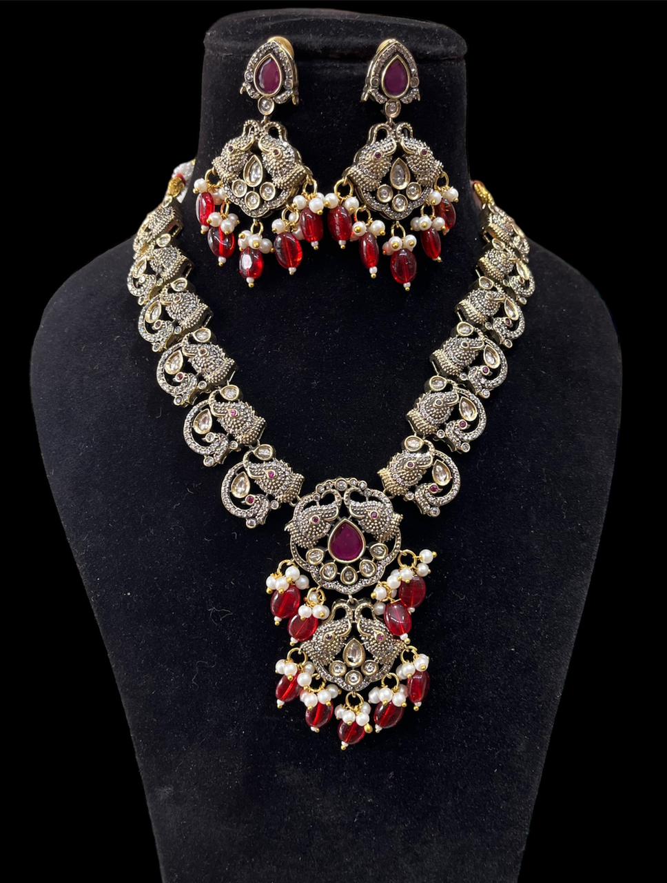 Stylish Necklace Set With Victorian Finishing and Foil Stone