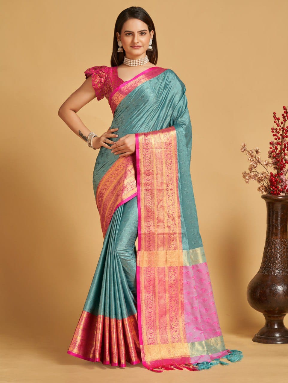 Soft Silk Aura Base With Contrast Border and Pallu