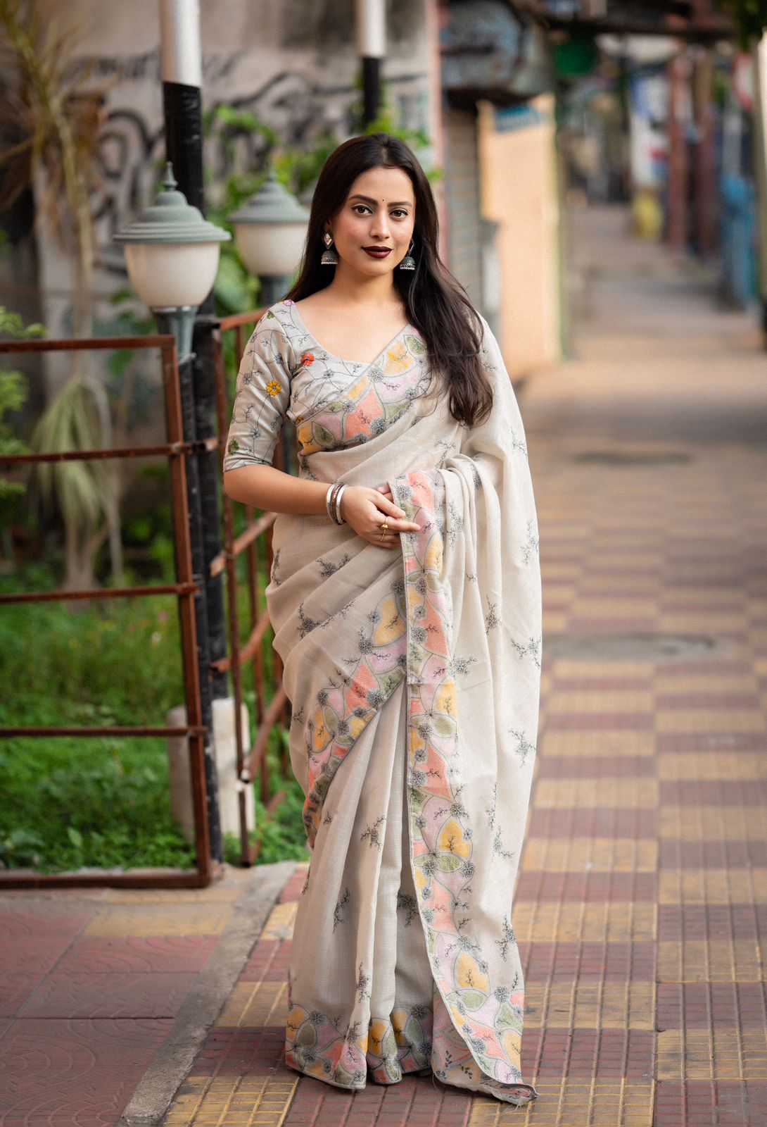 Soft Linen Saree With Pencil Stich Embroidery Work