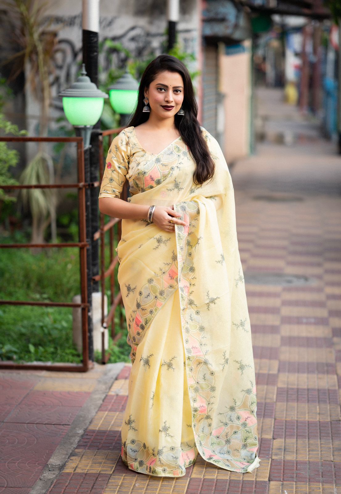 Soft Linen Saree With Pencil Stich Embroidery Work