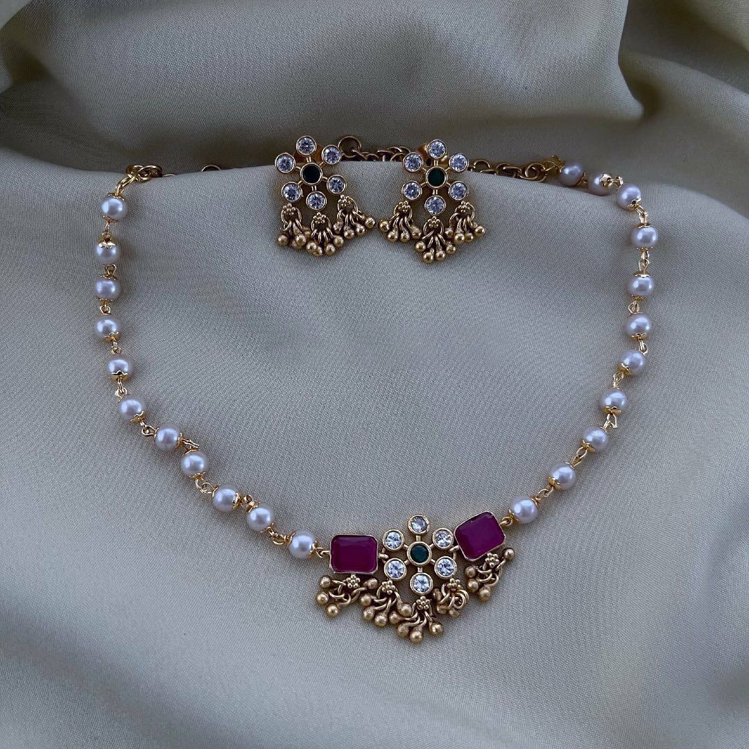 Beautiful Wine Stone Choker Set With Gold Plated Earrings