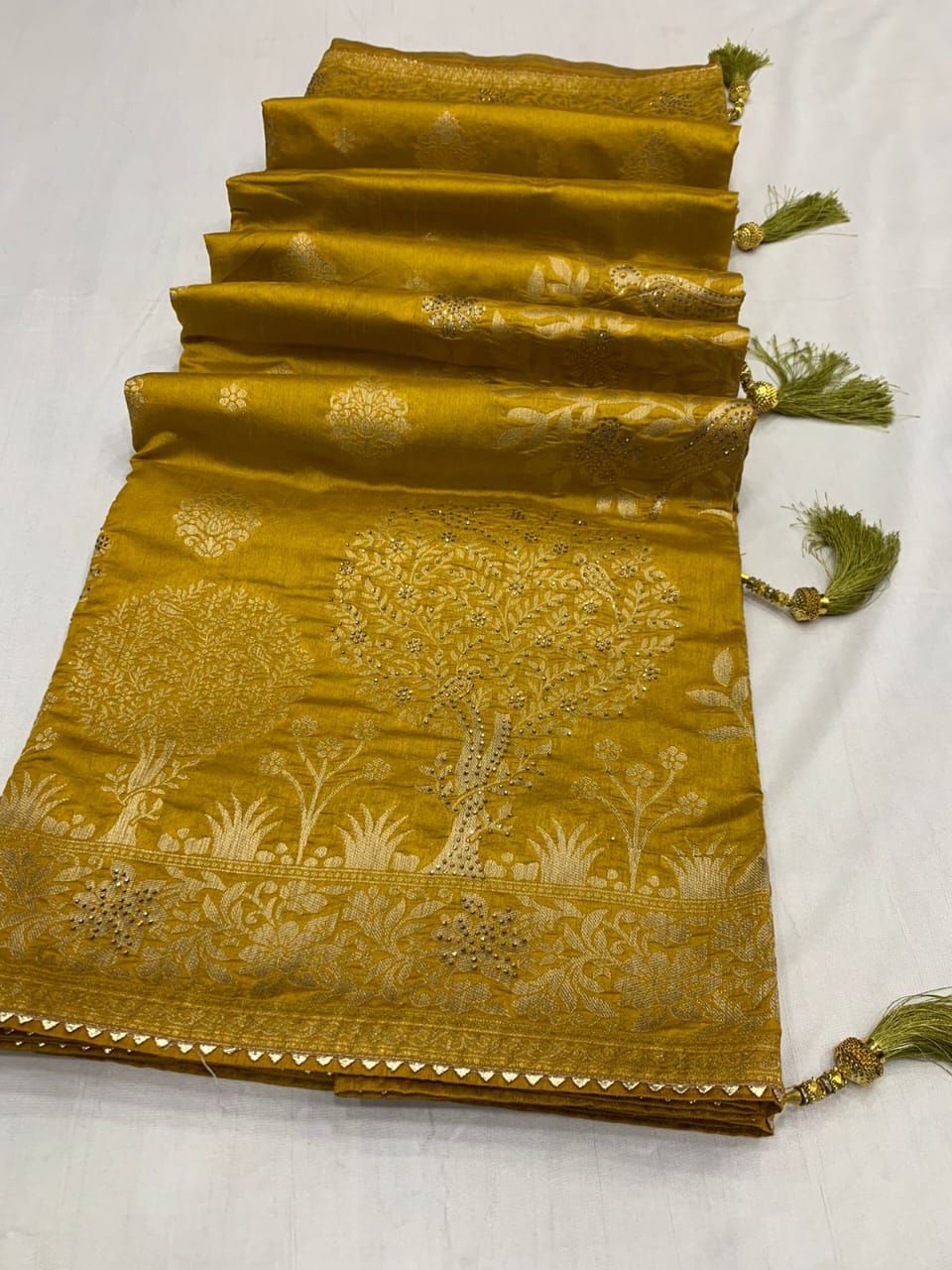 Soft Dola Silk Saree With Rich Zari Work Meenakari Woven