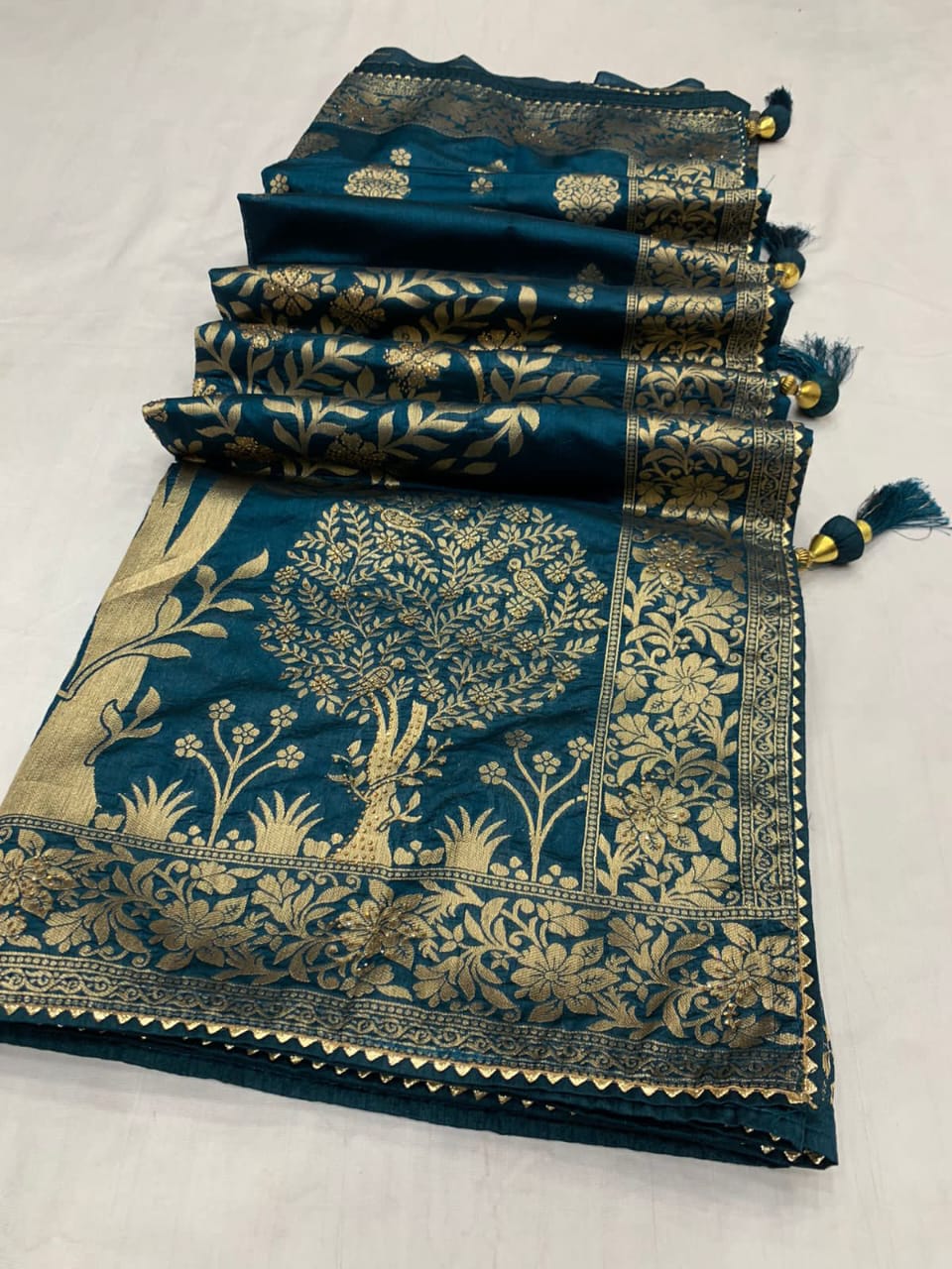 Soft Dola Silk Saree With Rich Zari Work Meenakari Woven