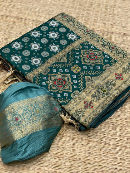 Soft Dola Silk Banarasi Saree With Contrast Color Piping