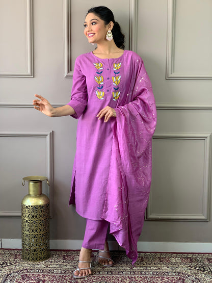 Lavender Kurta Set With Neck Embroidery Work