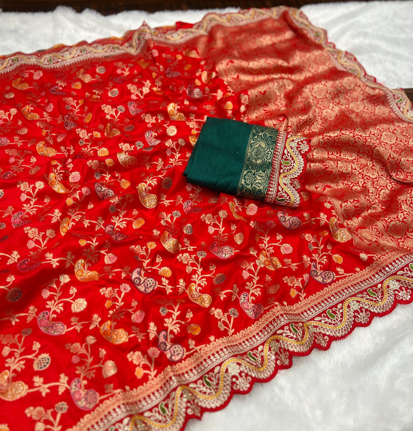 Red Dola Silk Jaqurad Weaving Saree With Rich Zari Weaving